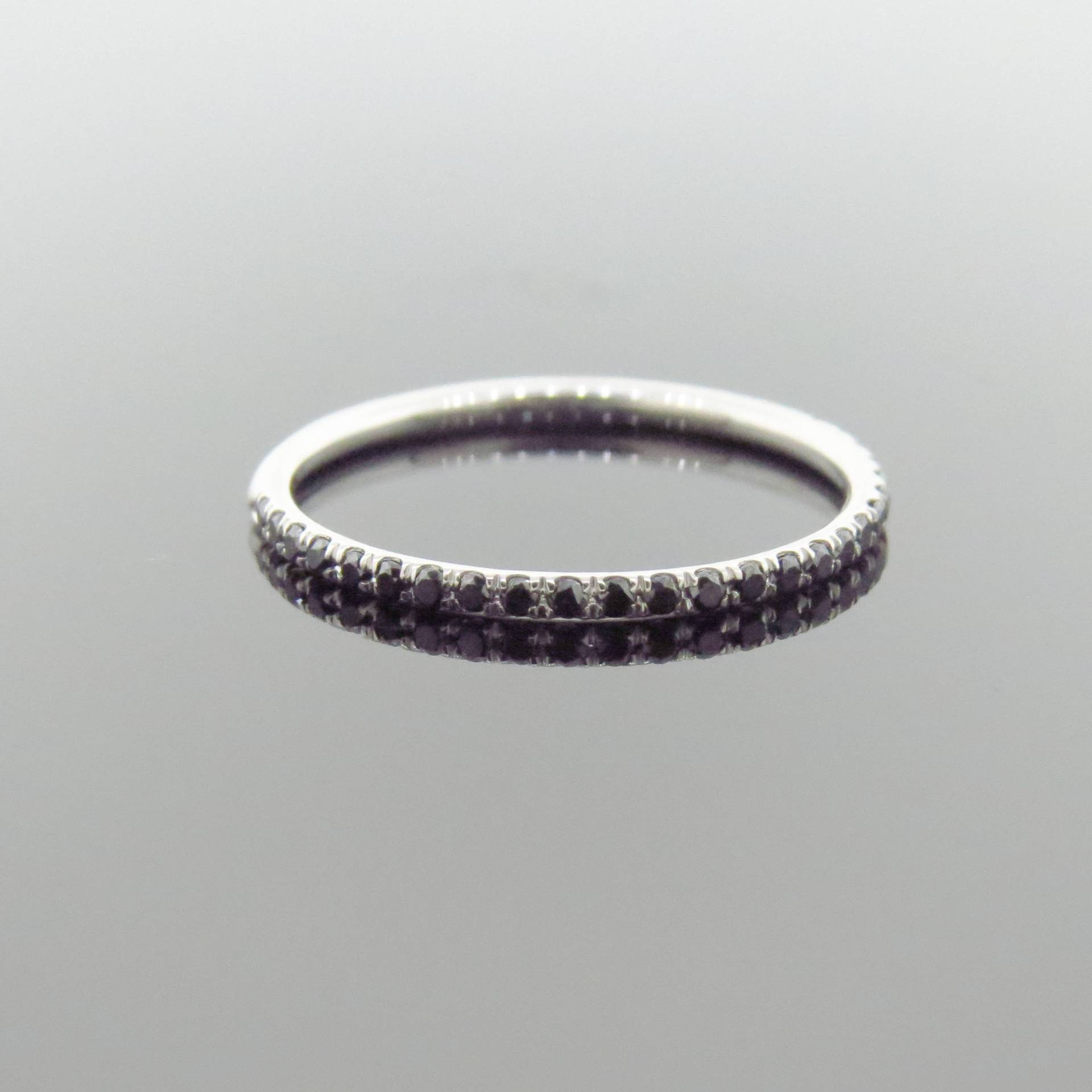 14K Weißgold 0.18Ct Black Diamond Micro Pave Ehering/Jubiläumsring Stapelbarer Ring Schwarzer Diamant Zierlicher Versprechensring Band von Tasiyanjewelrydesign