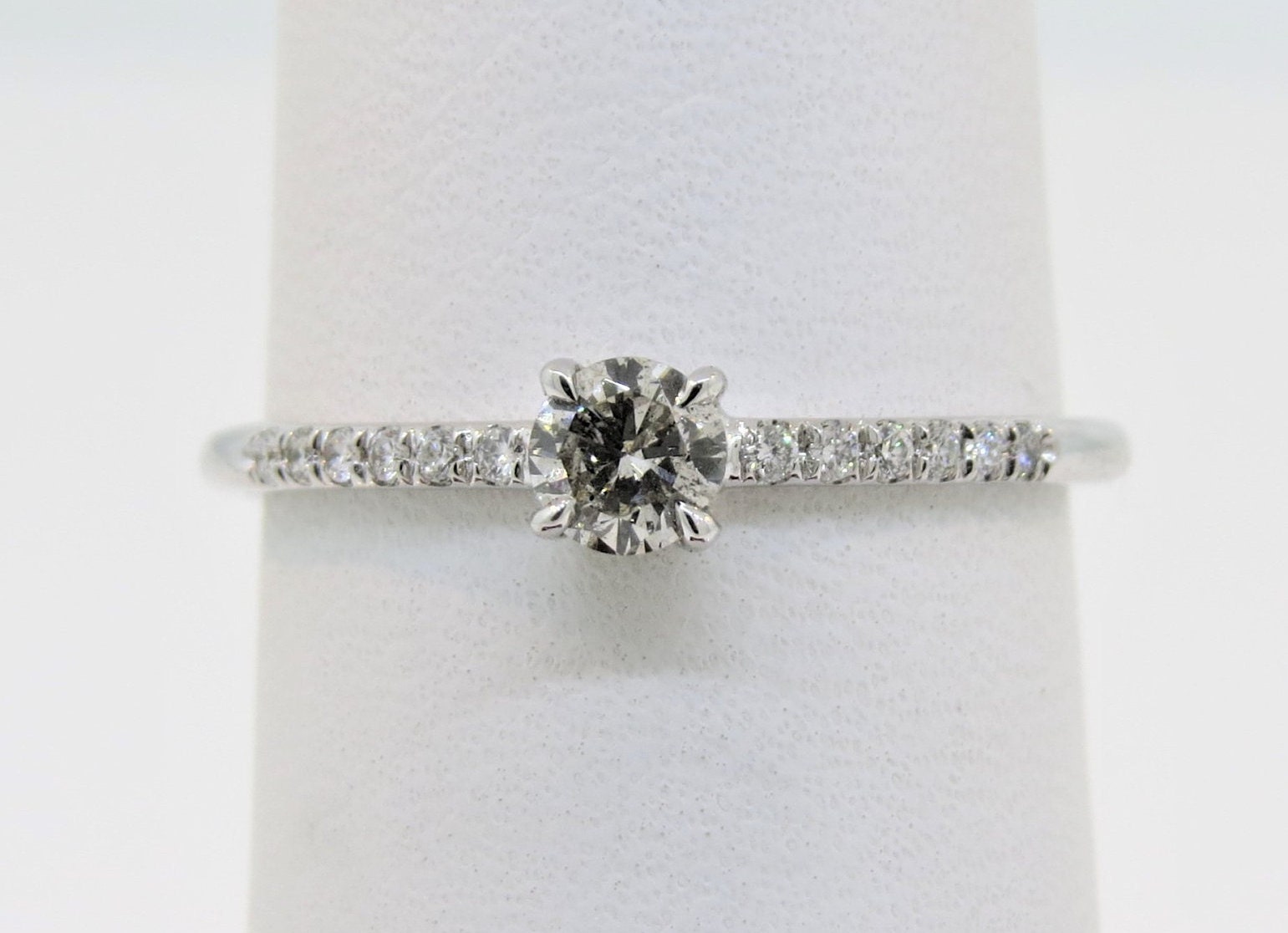 14K Weißgold 0.19Ct Diamant Micro Pave Band Verlobungsring Ehering Jubiläumsring Stapelbarer Ring Zierlicher Diamantring Versprechensring von Tasiyanjewelrydesign