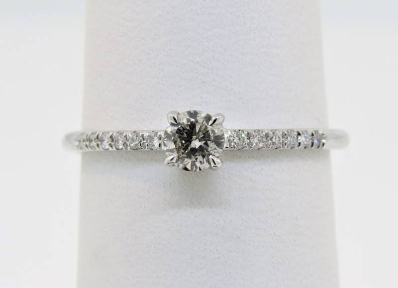 14K Weißgold 0.19Ct Diamant Micro Pave Band Verlobungsring Ehering Jubiläumsring Stapelbarer Ring Zierlicher Diamantring Versprechensring von Tasiyanjewelrydesign