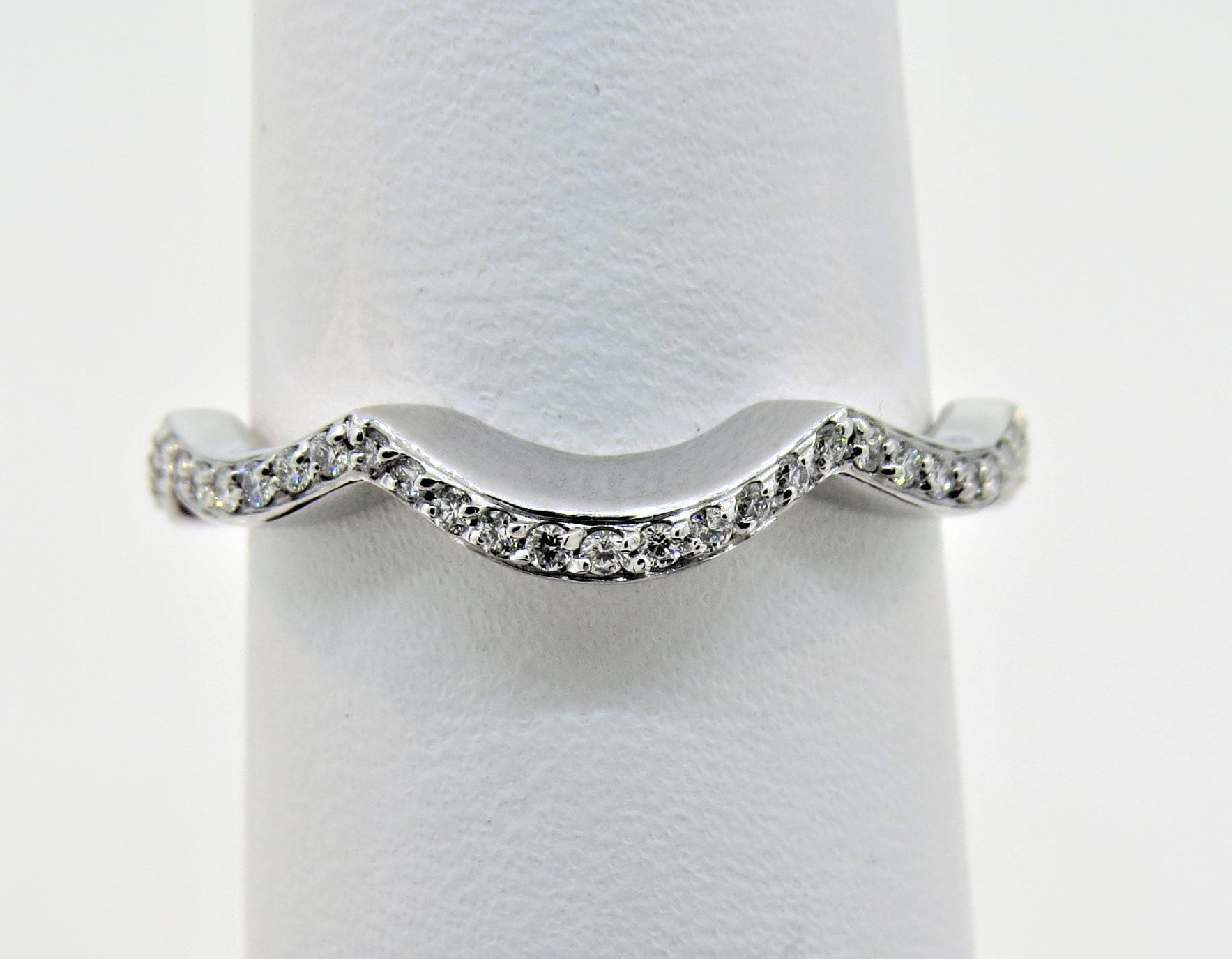 14K Weißgold 0.20Ct Diamant Micro Pave Hochzeitsband Jubiläumsring Stapelbar Band Zierliche Kurve Hochzeit Brautring Geschenk Für Sie 14K Weißgold 0.20Ct Diamant Micro Pave Hochzeitsband Jubiläumsring Stapelbar Band Zierliche Kurve Hochzeit Brautring Geschenk Für Sie von Tasiyanjewelrydesign