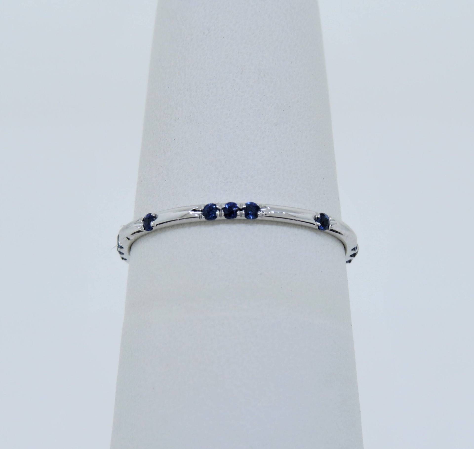 14K Weißgold 0.21Ct Saphir Micro Pave Ring/Zierlicher Eternity Ehering Jubiläumsring Versprechen von Tasiyanjewelrydesign