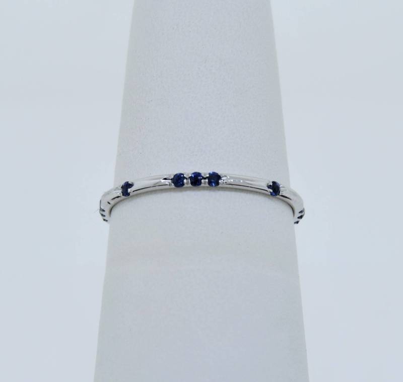 14K Weißgold 0.21Ct Saphir Micro Pave Ring/Zierlicher Eternity Ehering Jubiläumsring Versprechen von Tasiyanjewelrydesign