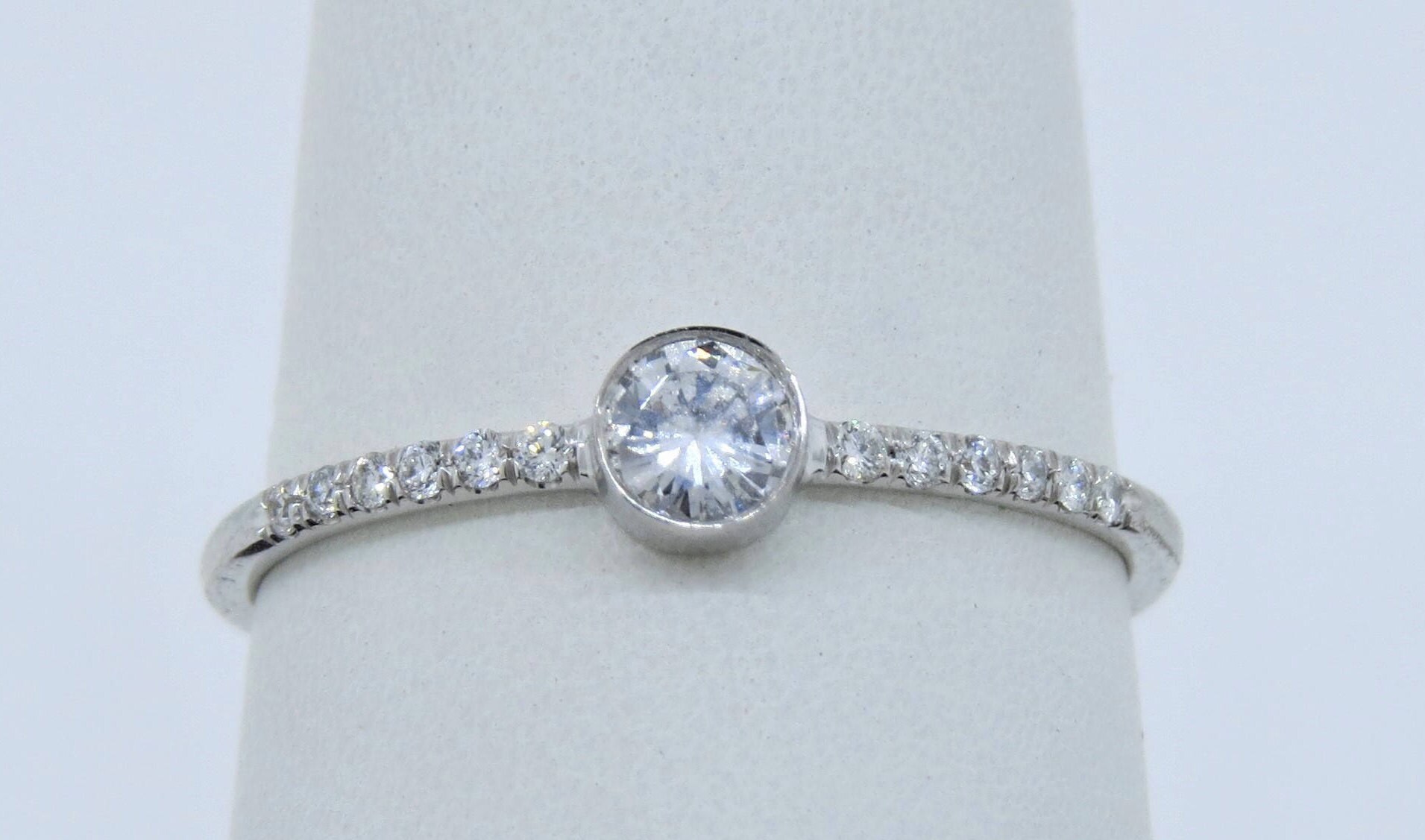 14K Weißgold 0.22Ct Diamant Bezel Set Ring/Verlobungsring Stapelbarer Jubiläumsring Micro Pave 14K Weißgold 0.22Ct Diamant Bezel Set Ring/Verlobungsring Stapelbarer Jubiläumsring Micro Pave von Tasiyanjewelrydesign