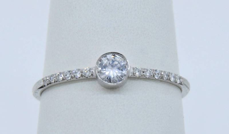 14K Weißgold 0.22Ct Diamant Bezel Set Ring/Verlobungsring Stapelbarer Jubiläumsring Micro Pave von Tasiyanjewelrydesign