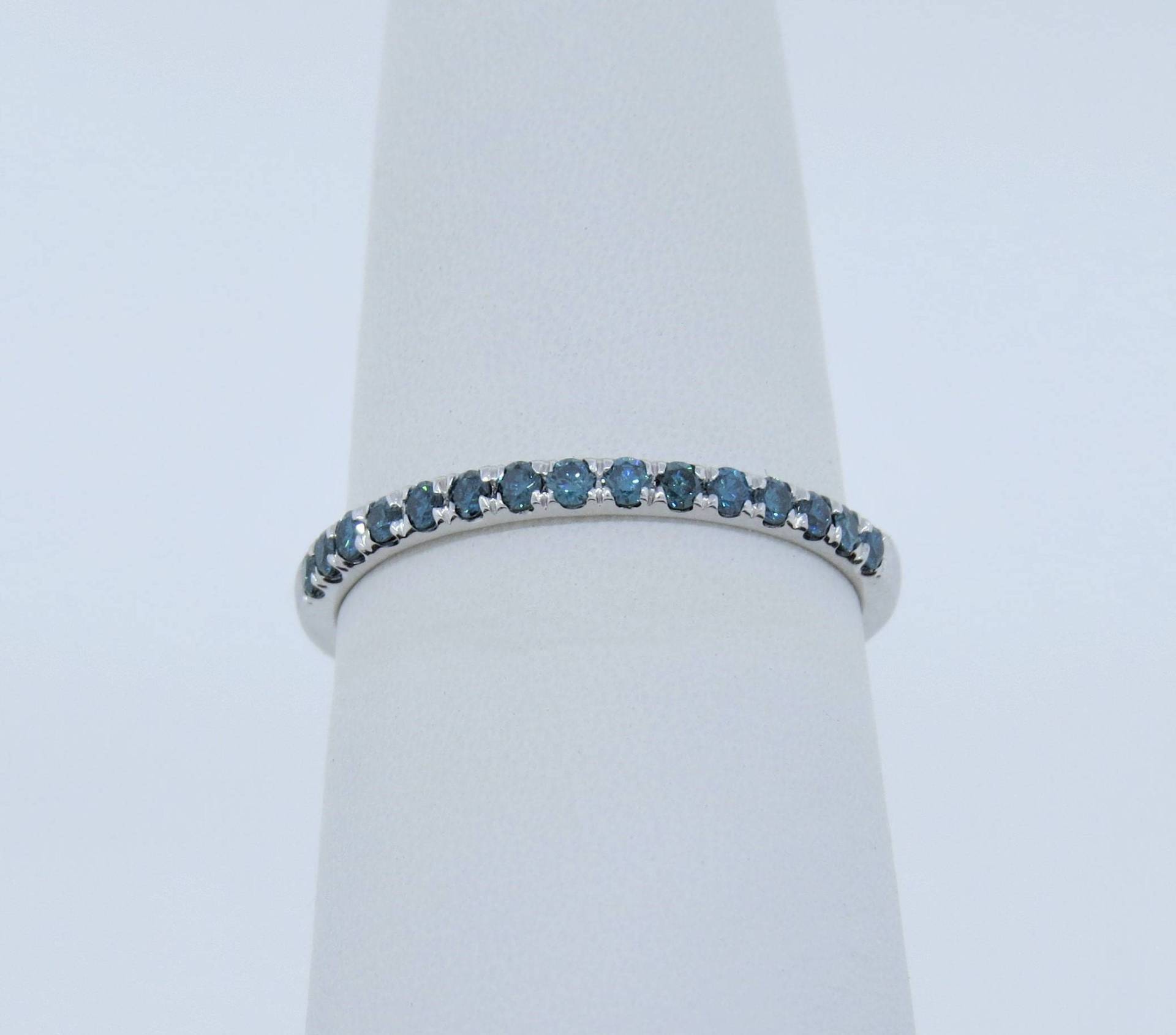 14K Weißgold 0.23Ct Zierlicher Blauer Diamant Mikro Pave Ring/stapelbarer Jubiläumsring Ehering Versprechensring Geschenk Für Sie von Tasiyanjewelrydesign