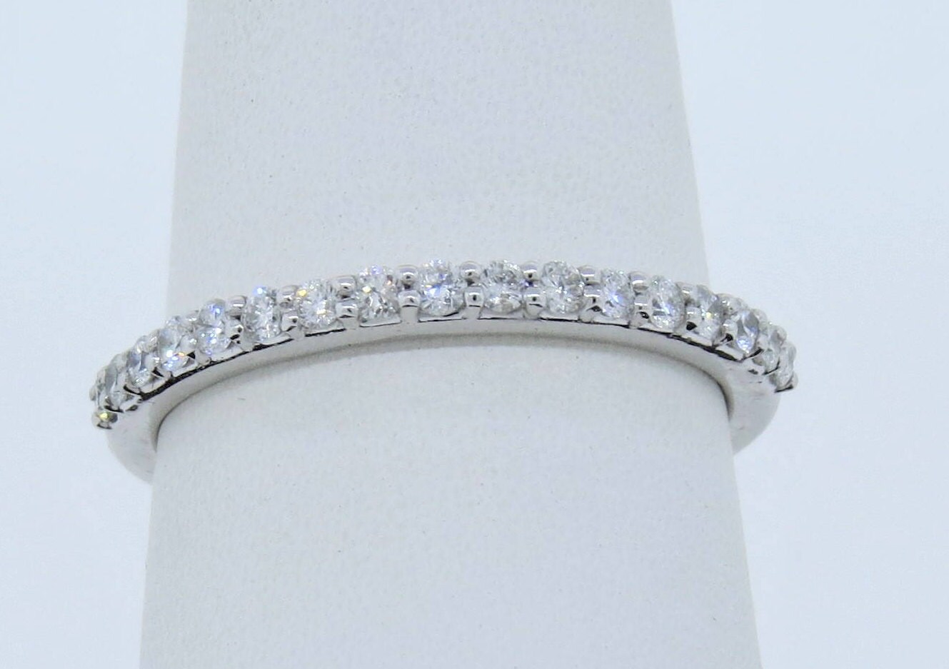 14K Weißgold 0.27Ct Diamant Ehering/Jubiläumsband Stapelbarer Ring Halbe Eternity Band Brautring Versprechen von Tasiyanjewelrydesign