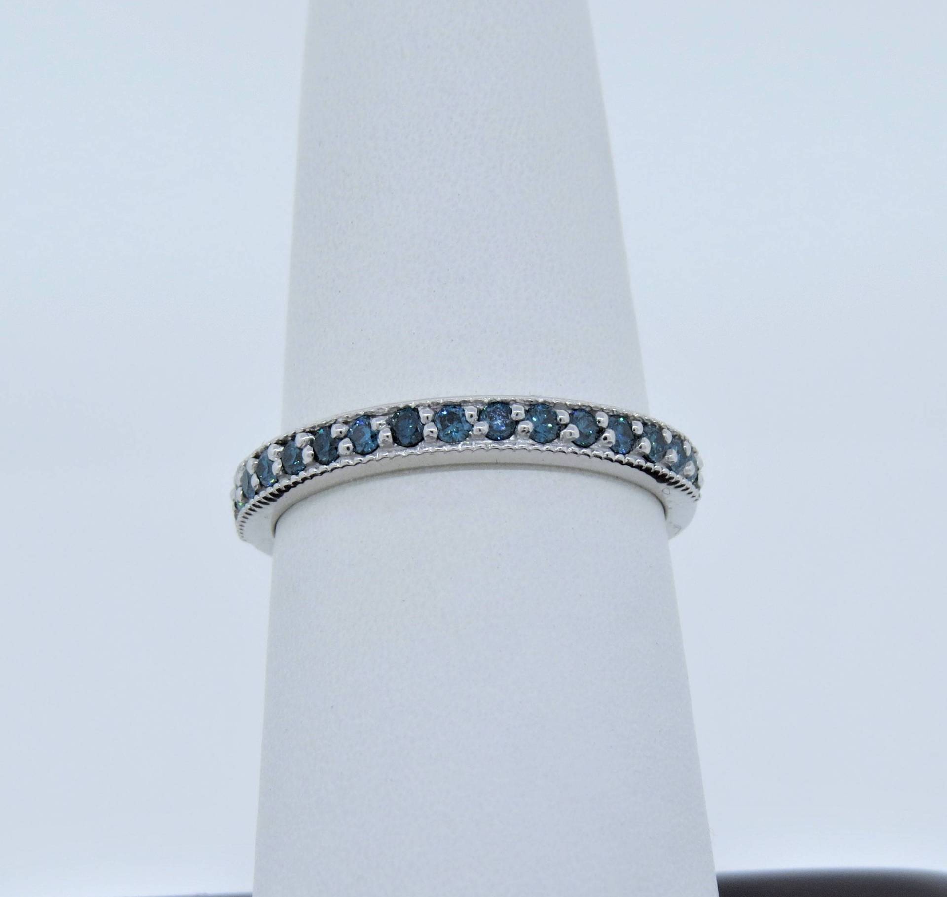 14K Weißgold 0.32Ct Blauer Diamant Pave Ring/stapelbarer Jubiläumsband Ehering Milgrain Halbe Eternity Band von Tasiyanjewelrydesign