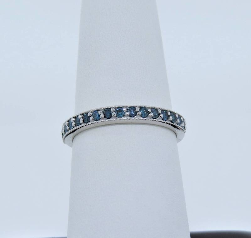 14K Weißgold 0.32Ct Blauer Diamant Pave Ring/stapelbarer Jubiläumsband Ehering Milgrain Halbe Eternity Band von Tasiyanjewelrydesign