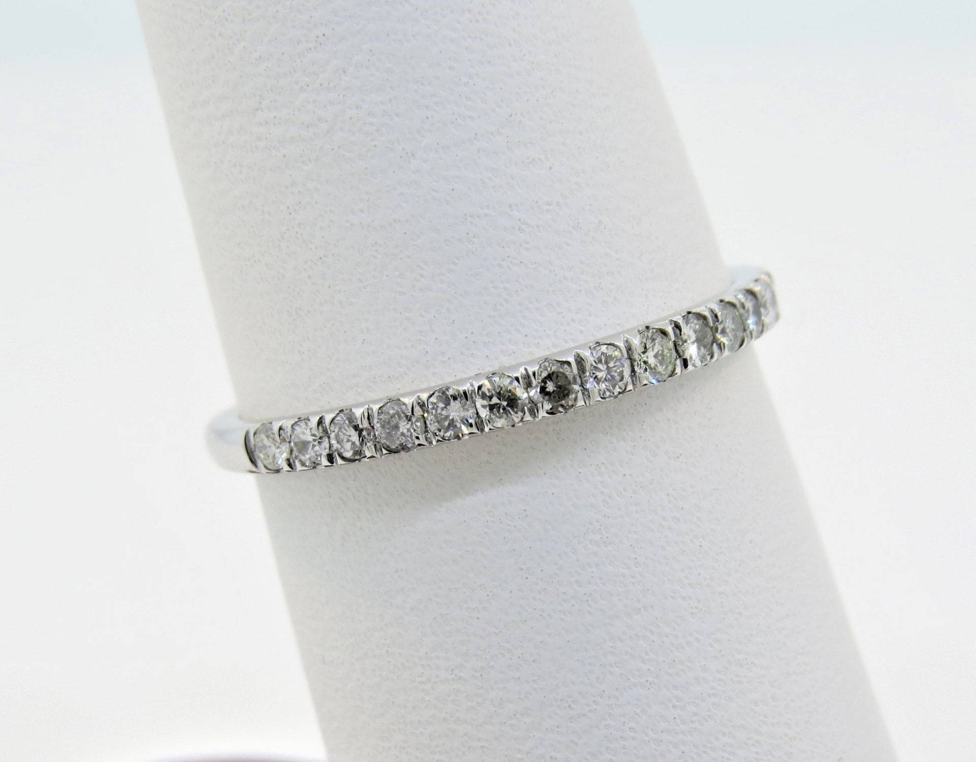 14K Weißgold 0.32Ct Diamant Micro Pave Ehering/stapelbarer Ring Jubiläumsband Halbe Eternity Band Versprechensring Brautring von Tasiyanjewelrydesign