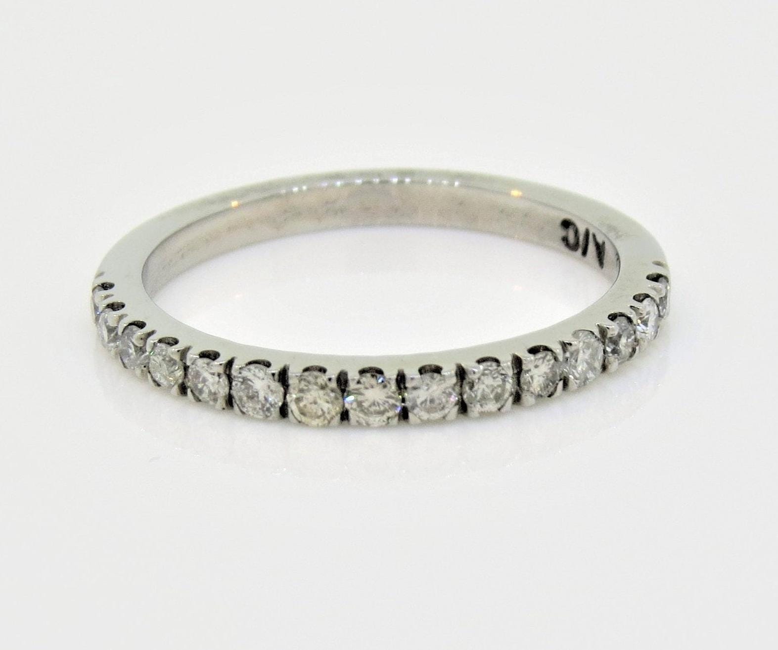 14K Weißgold 0.37Ct Diamant Micro Pave Ehering Jubiläumsring Stapelbarer Ring Halbe Ewigkeit Band Versprechensring Midi Geschenk Für Sie von Tasiyanjewelrydesign
