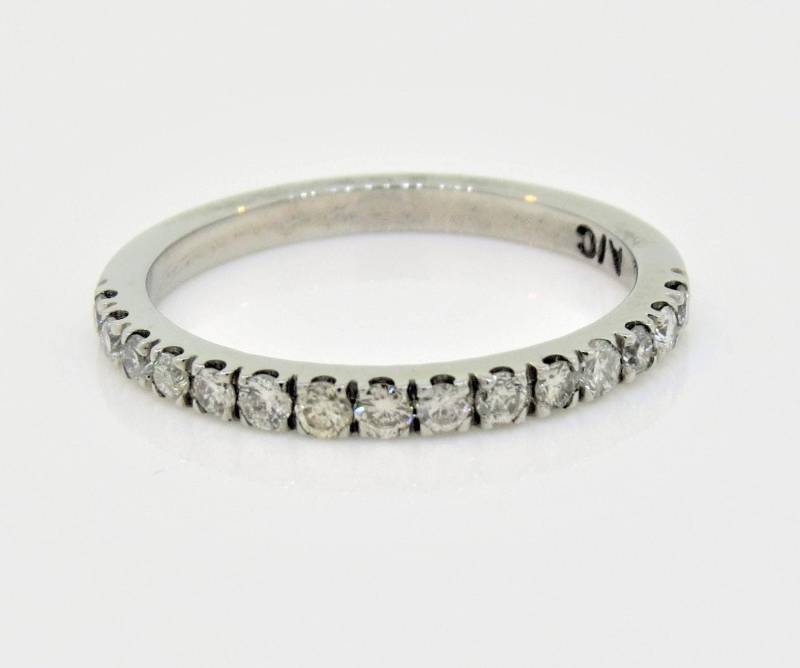 14K Weißgold 0.37Ct Diamant Micro Pave Ehering Jubiläumsring Stapelbarer Ring Halbe Ewigkeit Band Versprechensring Midi Geschenk Für Sie von Tasiyanjewelrydesign