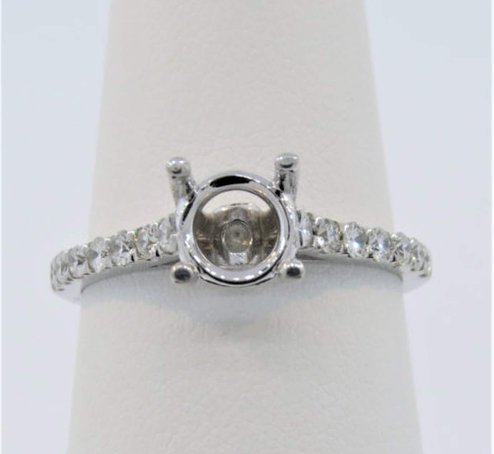 14K Weißgold 0.38Ct Diamant Semi Mount Micro Pave Verlobungsring, Jubiläumsring, Brautring, Hochzeitsring, Stapelbarer Ring Kein Zentrum 14K Weißgold 0.38Ct Diamant Semi Mount Micro Pave Verlobungsring, Jubiläumsring, Brautring, Hochzeitsring, Stapelbarer Ring Kein Zentrum von Tasiyanjewelrydesign