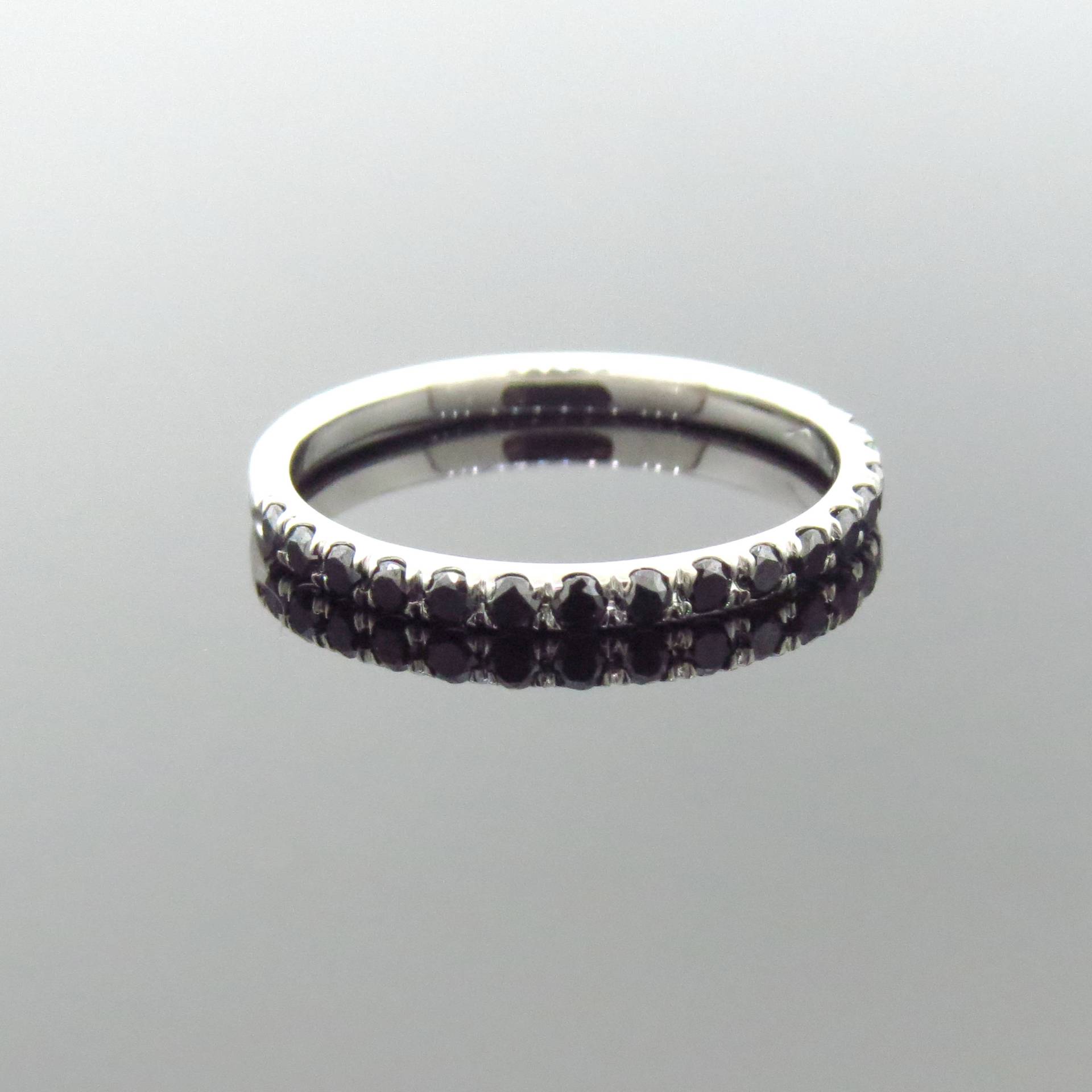 14K Weißgold 0.39Ct Schwarzer Diamant Mikro Pave Band/Ehering Jubiläumsring Stapelbarer Ring Diamantring von Tasiyanjewelrydesign