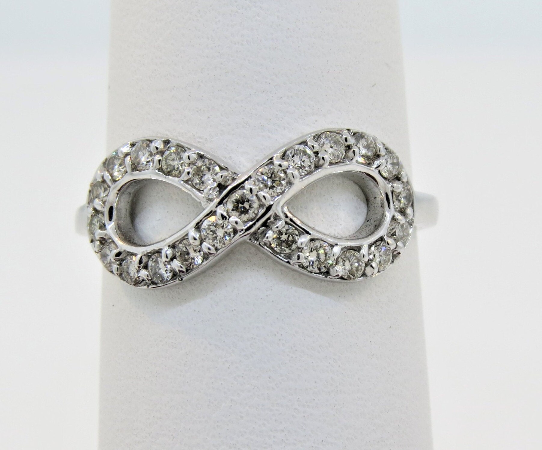 14K Weißgold 0.42Ct Diamant Infinity Ring/Criss Cross X Jubiläumsband Stapelbarer Geschenk Für Sie 14K Weißgold 0.42Ct Diamant Infinity Ring/Criss Cross X Jubiläumsband Stapelbarer Geschenk Für Sie von Tasiyanjewelrydesign