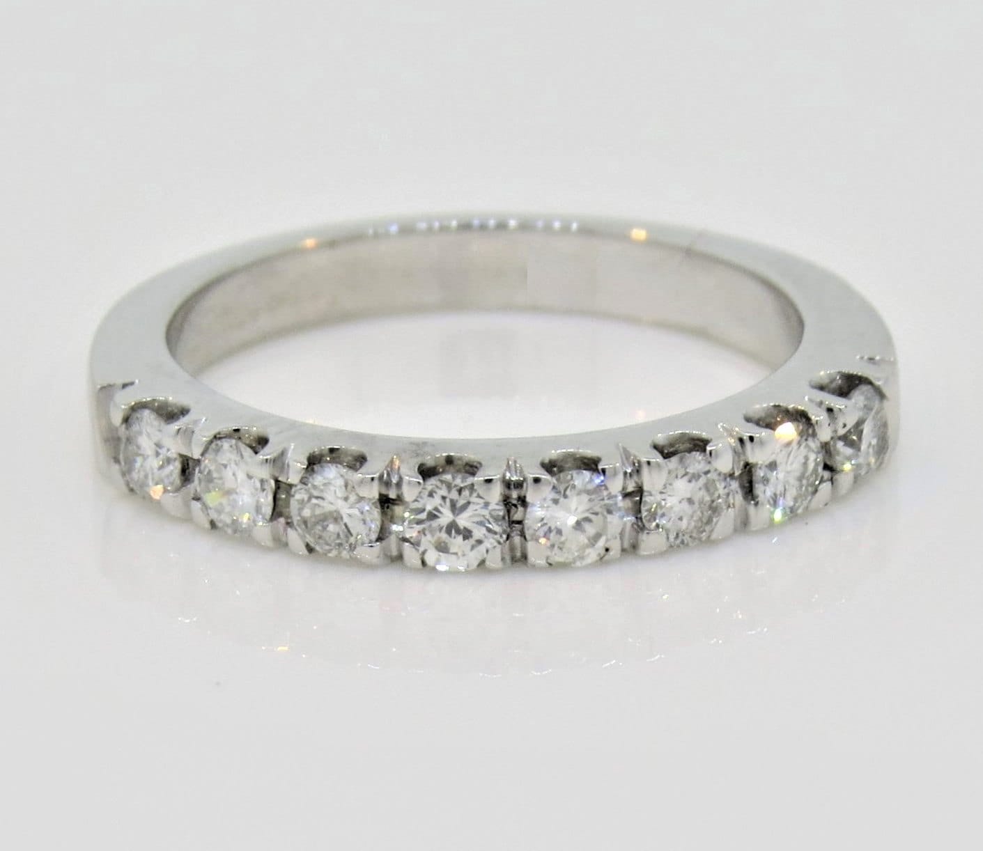 14K Weißgold 0.50Ct Diamant Micro Pave Ehering/Halber Eternity Ring Jubiläumsring Stapelbarer Brautring Versprechensring von Tasiyanjewelrydesign