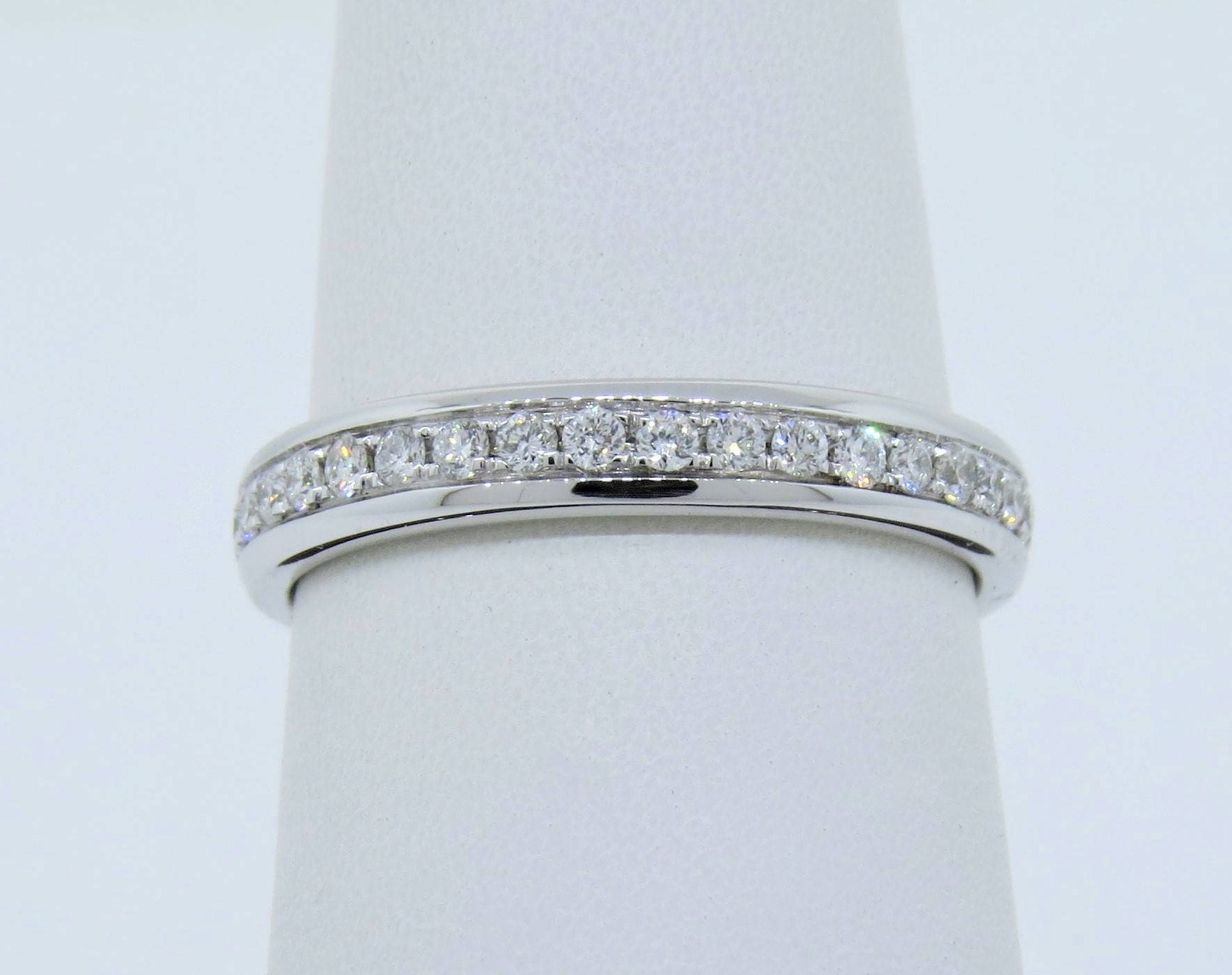 14K Weißgold 0.58Ct Diamant Micro Pave Ehering/Eternity Ring Jubiläumsring Stapelbarer Brautring Versprechen von Tasiyanjewelrydesign