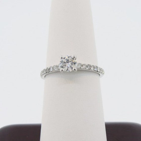 14K Weißgold 0.70Ct Diamant Verlobungsring Micro Pave Ring Hochzeitsband Zierlicher Jubiläumsband Stapelbarer Brautring von Tasiyanjewelrydesign