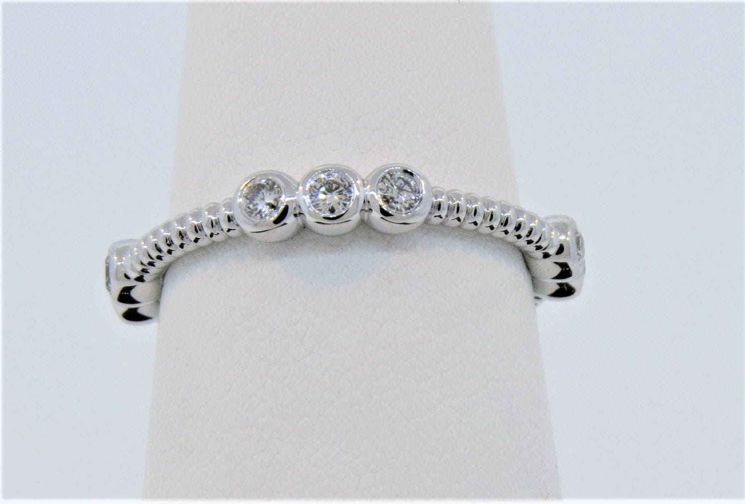 14K Weißgold Antik Stil Lünette Set 0, 31 Karat Diamant Ring Stapelbar Band Ehering Jubiläumsring Versprechensring Brautring Seilring von Tasiyanjewelrydesign