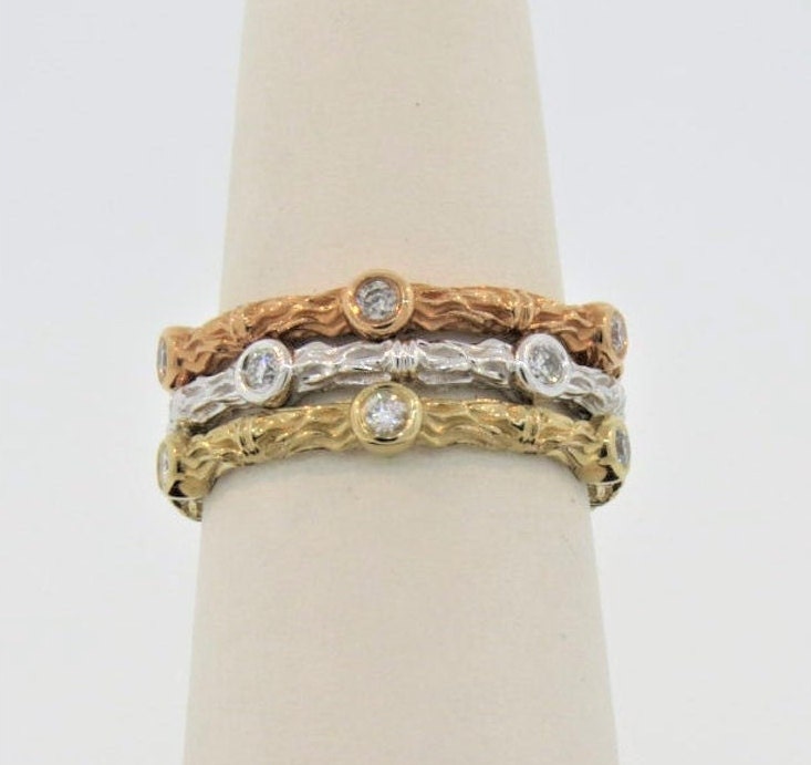 14K Weißgold Gelbgold Roségold 0, 42 Karat Diamant Bezel Set Eternity Ringe/stapelbare Eheringe Jubiläumsringe von Tasiyanjewelrydesign