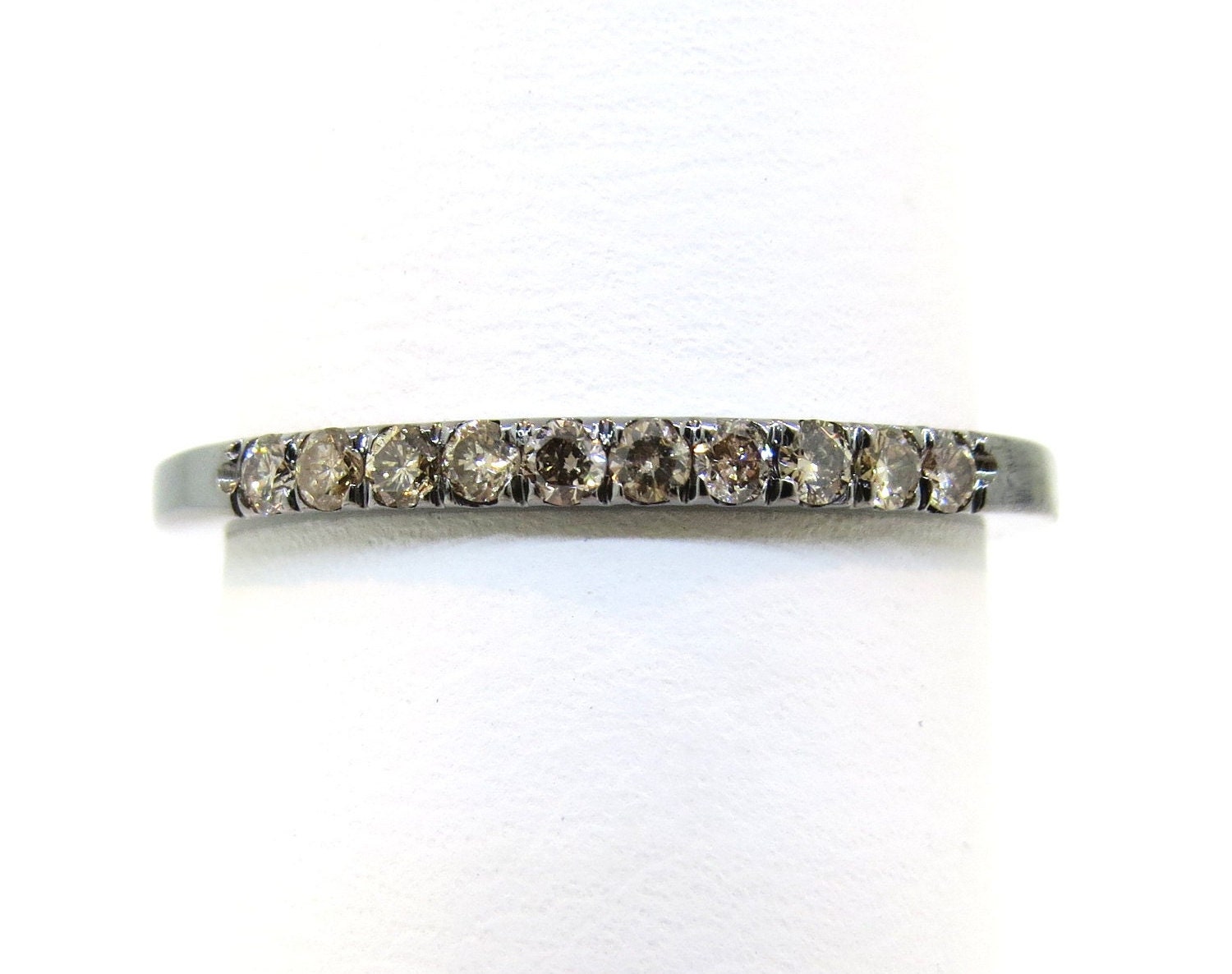 14K Weißgold Schwarz Rhodium Überzogen 0.19Ct Champagner Diamant Mikro Pave Ring/Jubiläumsring Ehering Stapelbarer Geschenk Für Sie von Tasiyanjewelrydesign