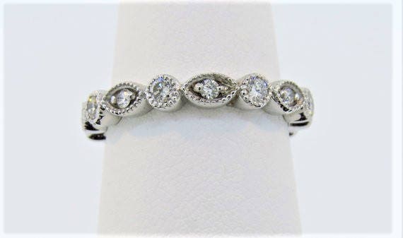 14K Weißgold Vintage Antik Stil 0, 61Ct Diamant Ehering Milgrain Eternity Ring Pave Brautring Jubiläum Band Stapelbar von Tasiyanjewelrydesign