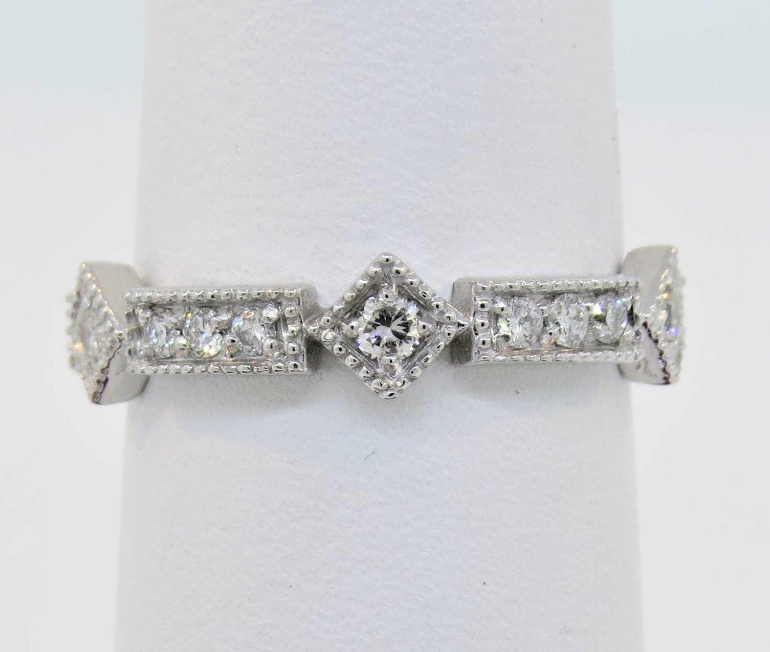 14K Weißgold Vintage Antik Stil 0.44Ct Diamant Milgrain Ehering/Eternity Band Jubiläumsring Stapelbarer Ring Versprechensring von Tasiyanjewelrydesign