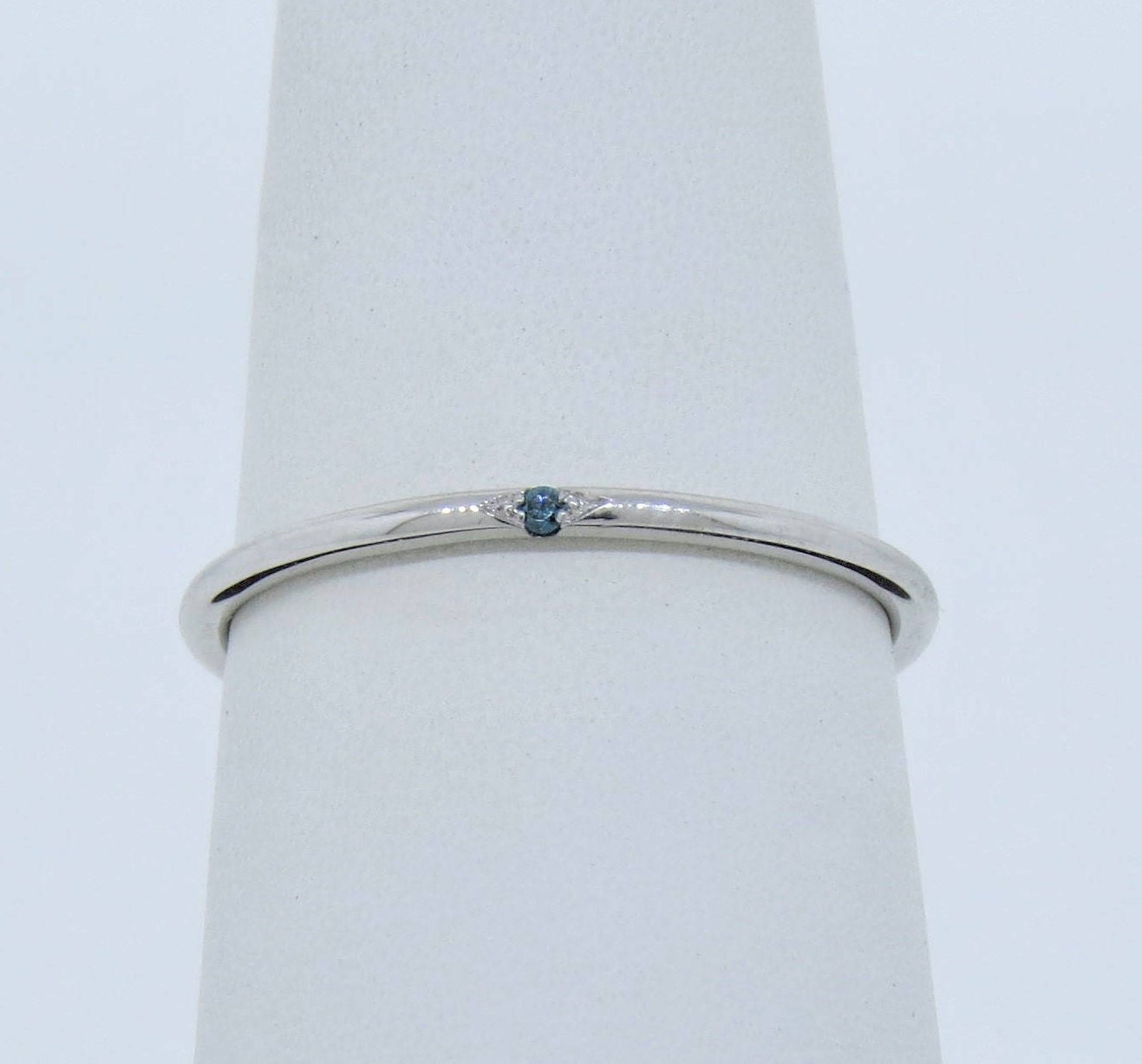 14K Weißgold Zierliche Micro Pave Blau Diamant Ring/Ehering Stapelbarer Jubiläumsring Versprechensring Brautring Zierlicher von Tasiyanjewelrydesign