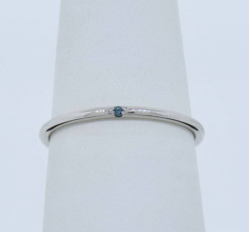 14K Weißgold Zierliche Micro Pave Blau Diamant Ring/Ehering Stapelbarer Jubiläumsring Versprechensring Brautring Zierlicher 14K Weißgold Zierliche Micro Pave Blau Diamant Ring/Ehering Stapelbarer Jubiläumsring Versprechensring Brautring Zierlicher von Tasiyanjewelrydesign