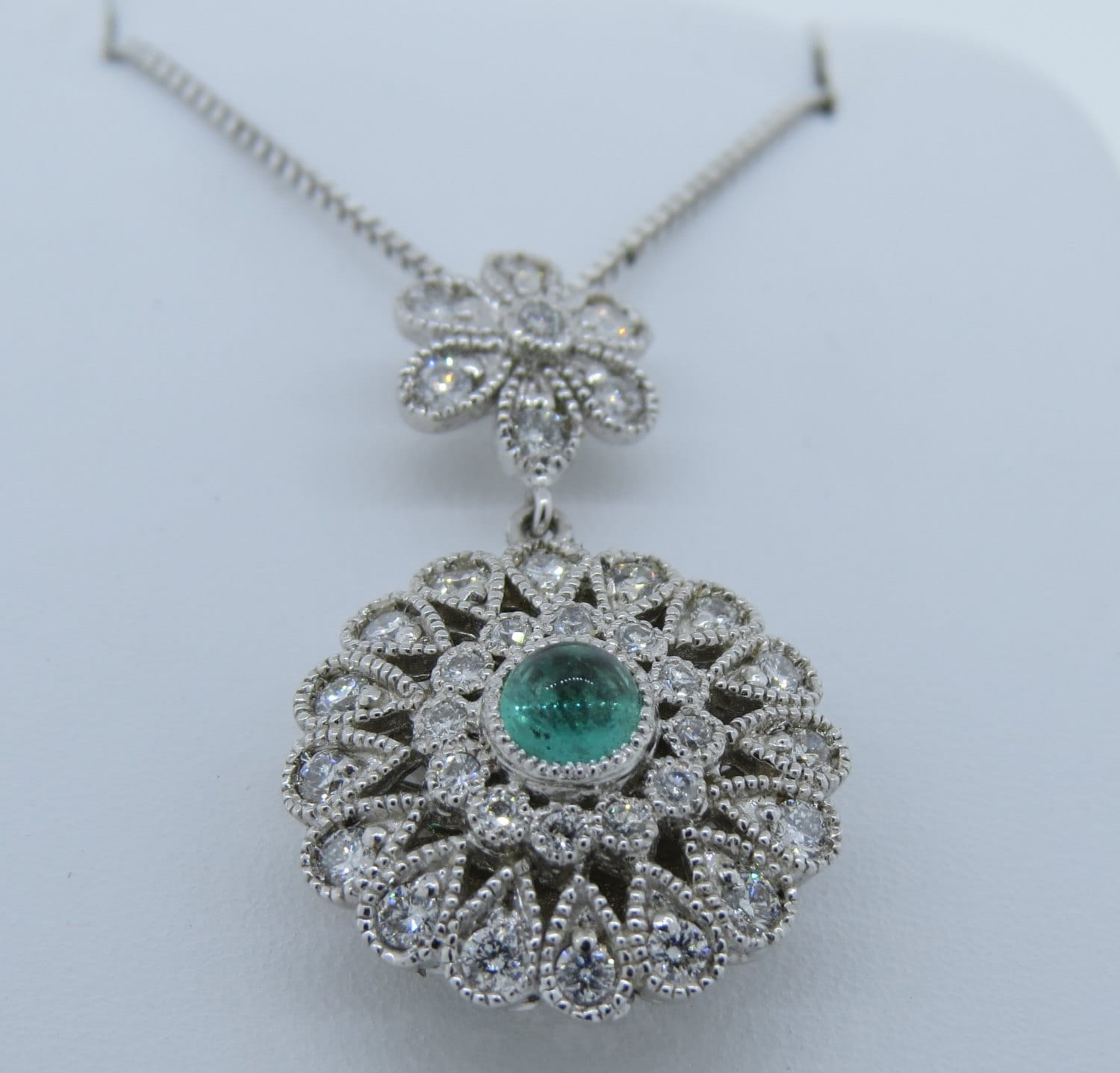 Antik Vintage Style 14K Weißgold Blume Milgrain Anhänger, Smaragd & Diamant Pave Halskette, Cabochon Geschenk Für Sie Antik Vintage Style 14K Weißgold Blume Milgrain Anhänger, Smaragd & Diamant Pave Halskette, Cabochon Geschenk Für Sie von Tasiyanjewelrydesign