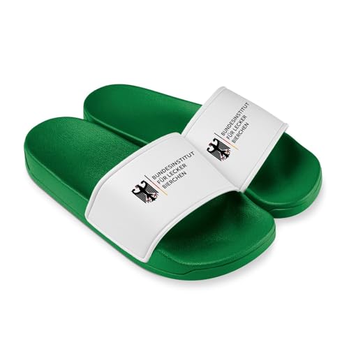 Badelatschen lustig Bundesinstitut für lecker Bierchen - Saufi-Letten Badeschuhe Herren Hausschuhe, Schlappen Bier-Latschen Männer (Grün, EU Schuhgrößensystem, Erwachsene, Numerisch, M, 39) von Tassenbrennerei