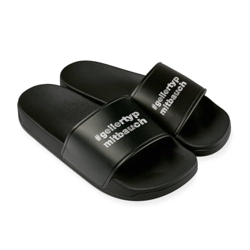 Geiler Typ mit Bauch Badelatschen Herren - Lustige Hausschuhe, Schlappen - Badeschuhe, Badeschlappen lustig - Geschenk Männer (Schwarz/Schwarz, EU Schuhgrößensystem, Erwachsene, Numerisch, M, 43) von Tassenbrennerei