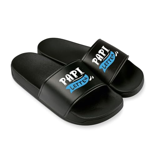Papi-Letten Badelatschen Herren - Lustige Hausschuhe, Schlappen - Badeschuhe lustig Badelatschen Geschenk für Papa, Männer (Schwarz-Schwarz, EU Schuhgrößensystem, Erwachsene, Herren, Numerisch, M, 42) Papi-Letten Badelatschen Herren - Lustige Hausschuhe, Schlappen - Badeschuhe lustig Badelatschen Geschenk für Papa, Männer (Schwarz-Schwarz, EU Schuhgrößensystem, Erwachsene, Herren, Numerisch, M, 42) von Tassenbrennerei