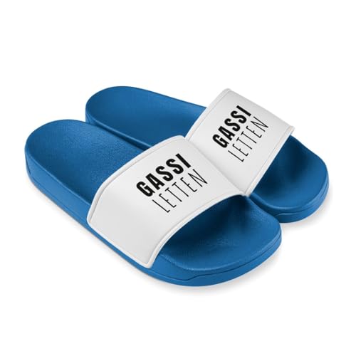 Tassenbrennerei Gassi Letten Badelatschen Herren & Frauen - Lustige Schlappen, Schuhe zum Gassi gehen - Badeschuhe - Geschenk (Blau, EU Schuhgrößensystem, Erwachsene, Numerisch, M, 39) von Tassenbrennerei