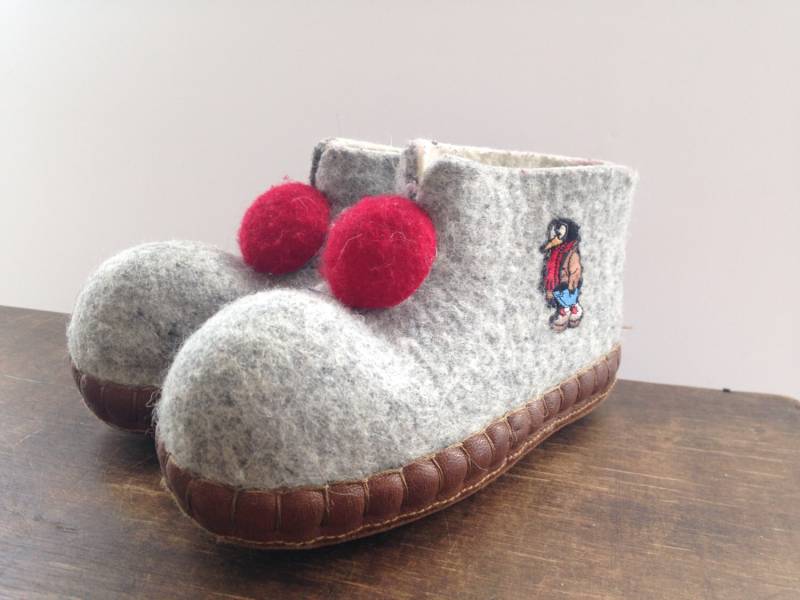 Vintage Kinder Gefilzt Wolle Hausschuhe Grau Filz Handgemachte Rote Haus Schuhe von TasteVintage