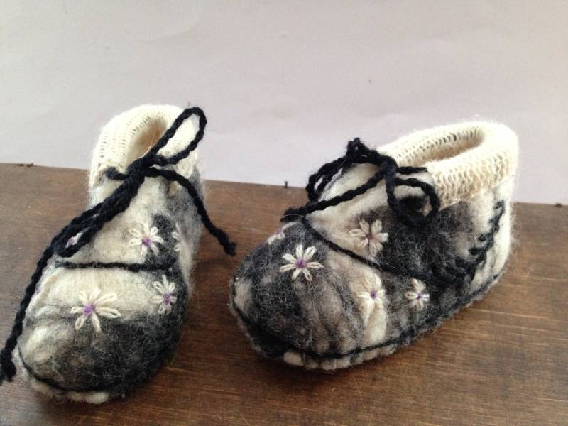 Wolle Kinder Booties Baby Hausschuhe Grau Schuhe Bestickt Gefilzte Stiefel Mädchen von TasteVintage