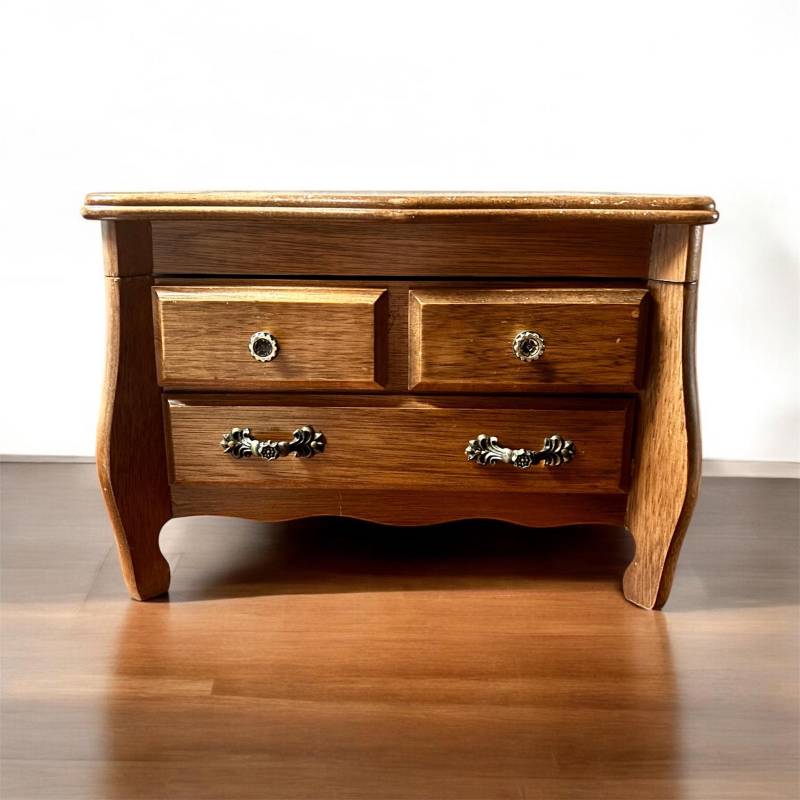 Hölzerne Spieluhr Mit Rotem Samtfutter, Schmuckaufbewahrung Für Halsketten, Ringe Und Armbänder. Jahrgang von TatesTrinketBox