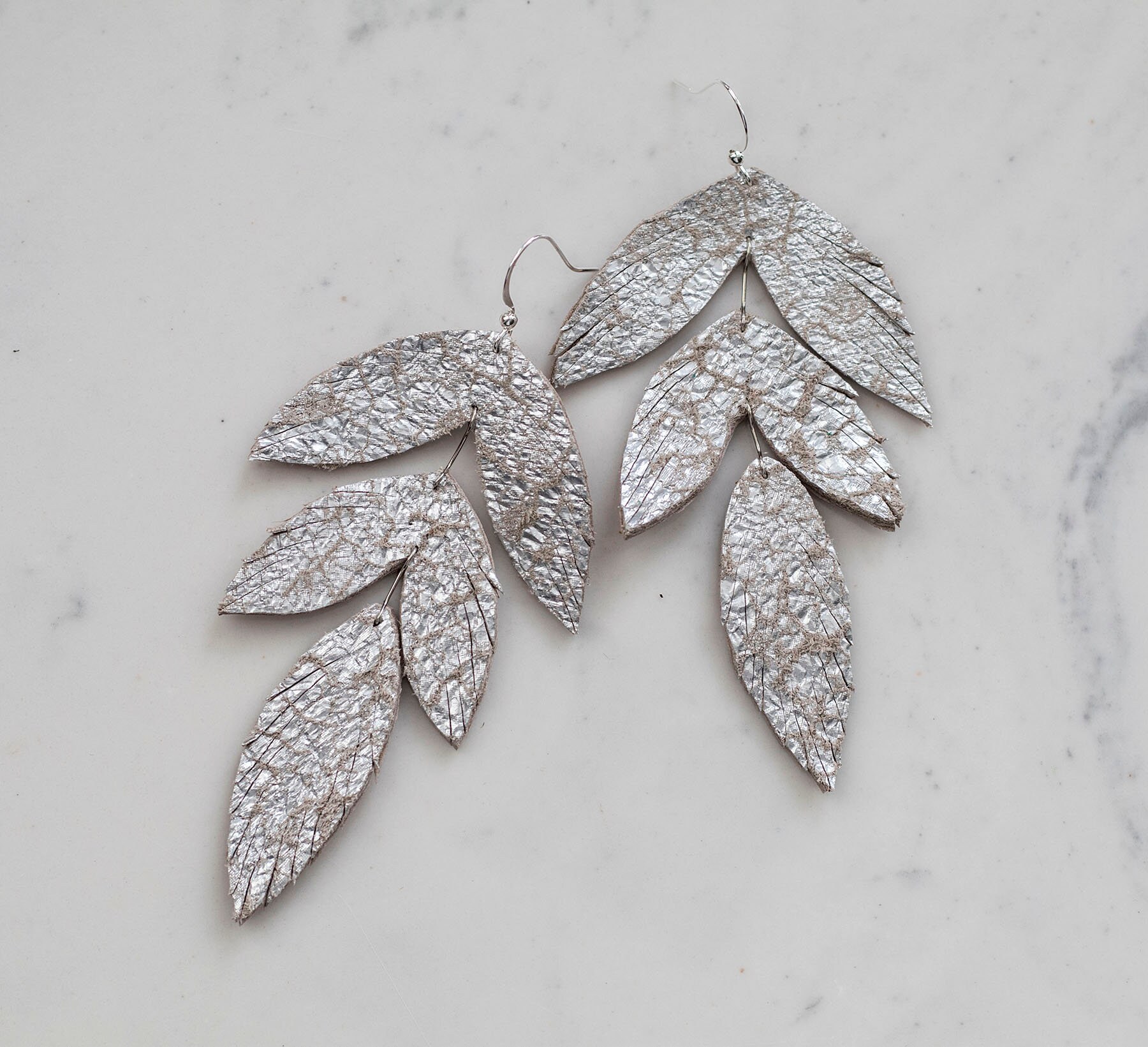 Abgestufte Silber Antikleder Federohrringe. Boho Mode-Schmuck von TatiTassels