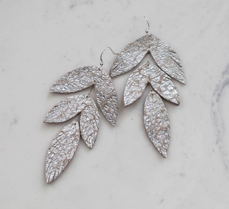 Abgestufte Silber Antikleder Federohrringe. Boho Mode-Schmuck Abgestufte Silber Antikleder Federohrringe. Boho Mode-Schmuck von TatiTassels
