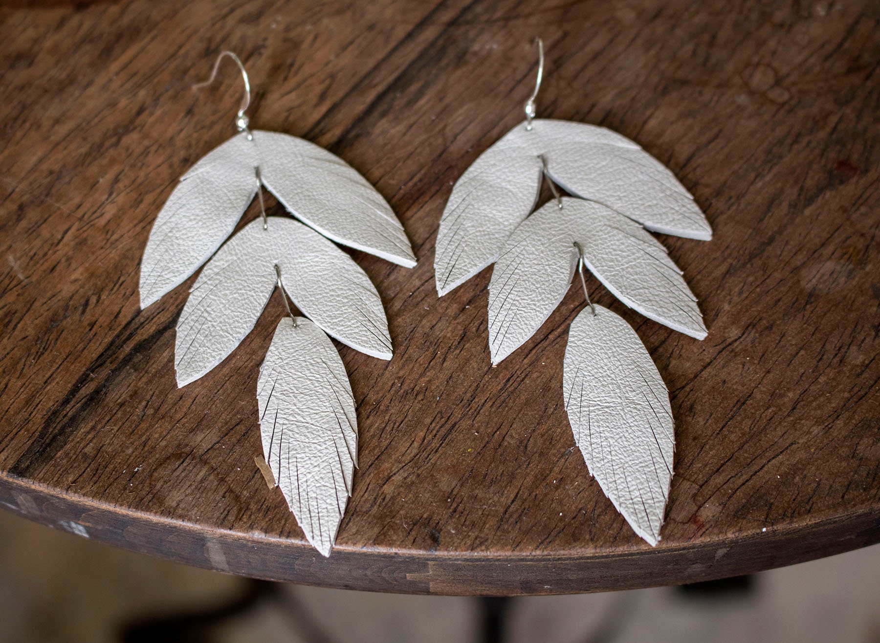 Abgestufte Weiß Leder Federohrringe. Boho Mode-Schmuck von TatiTassels