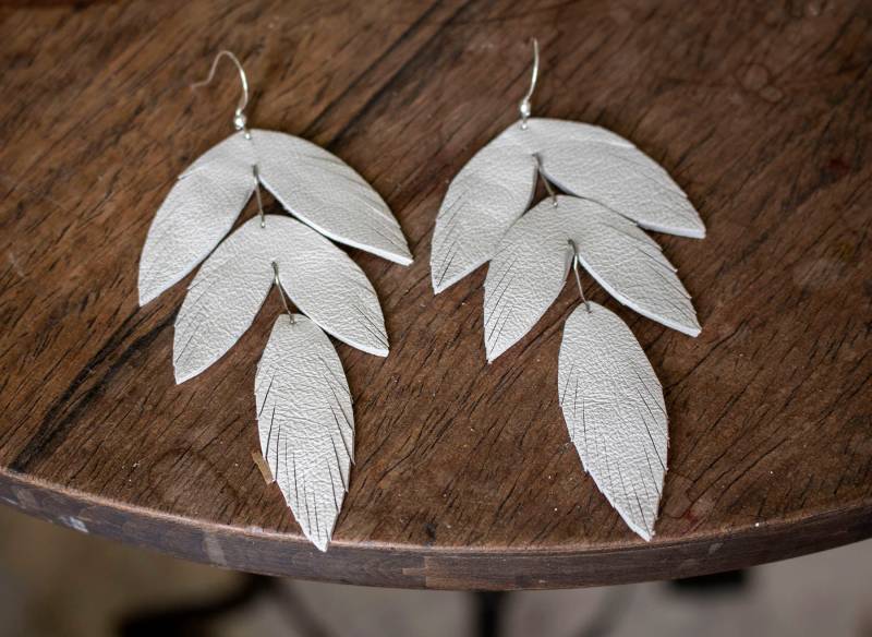 Abgestufte Weiß Leder Federohrringe. Boho Mode-Schmuck Abgestufte Weiß Leder Federohrringe. Boho Mode-Schmuck von TatiTassels