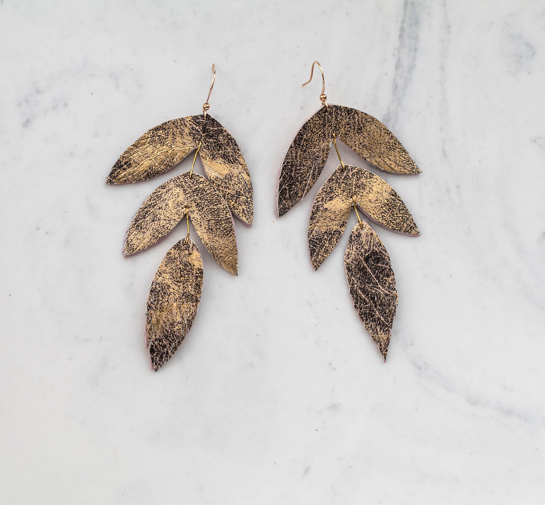 Antik Gold Leder Federohrringe Gestaffelt. Boho Mode-Schmuck von TatiTassels