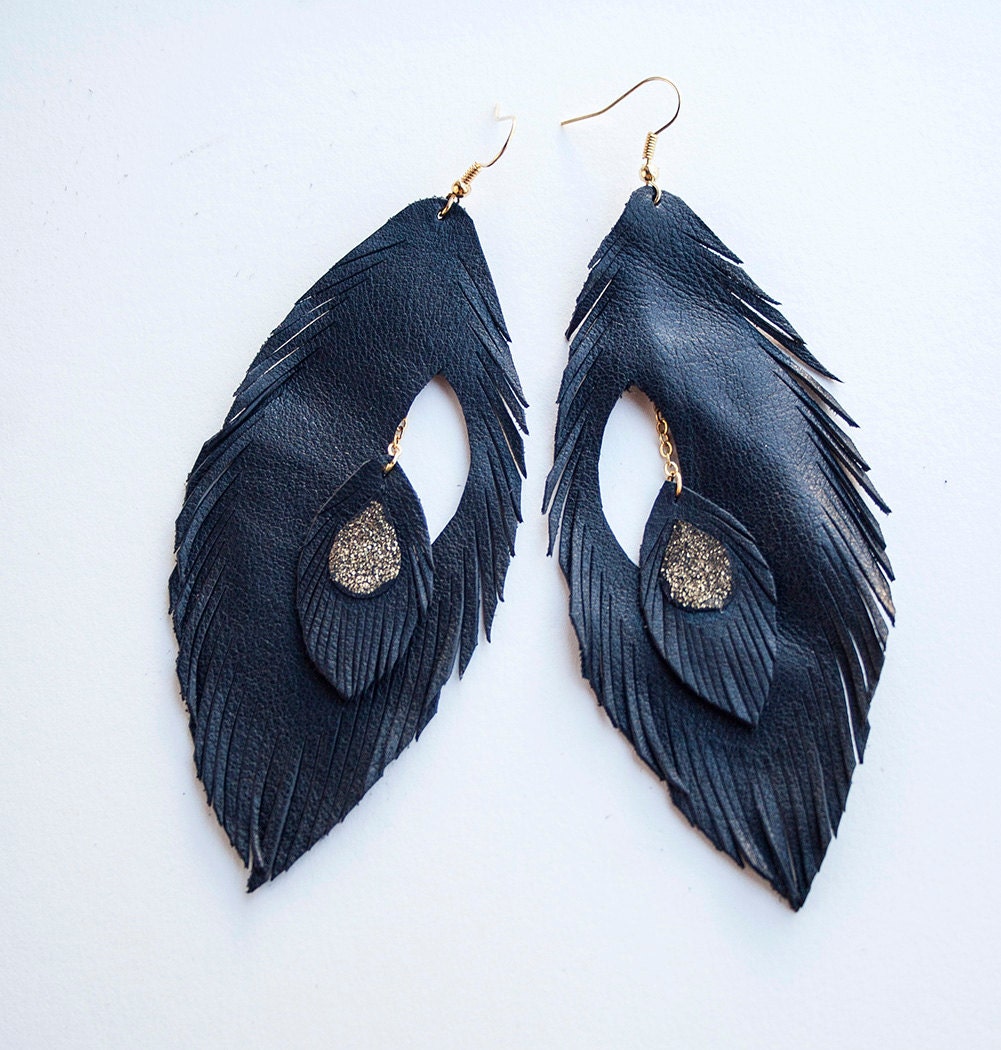 Leder Feather Ohrringe. Schwarzes Leder. Doppelfeder. Kette Durch von TatiTassels