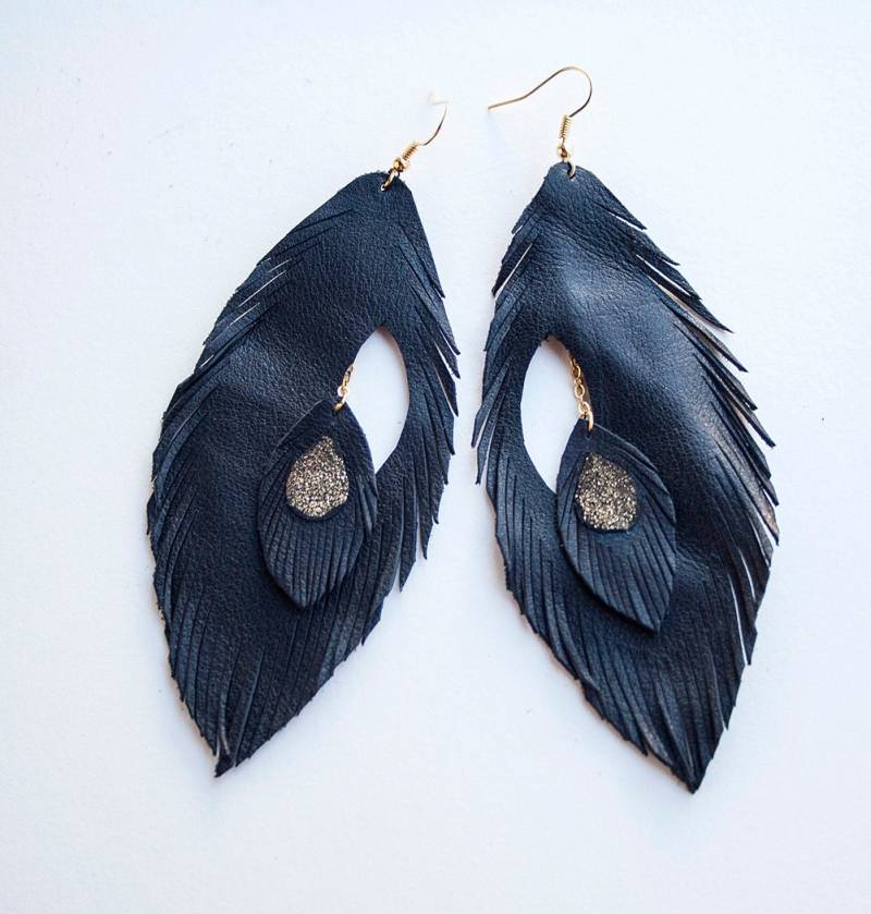 Leder Feather Ohrringe. Schwarzes Leder. Doppelfeder. Kette Durch von TatiTassels