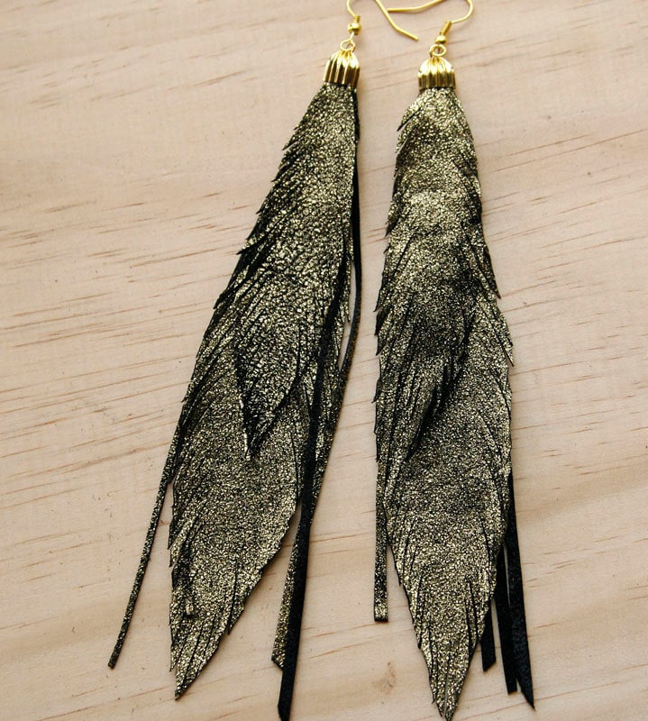 Leder Feder Ohrringe. Gold Leder. Boho Schmuck von TatiTassels