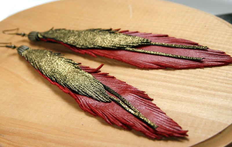 Leder Feder Ohrringe. Rot Und Gold. Boho Schmuck von TatiTassels