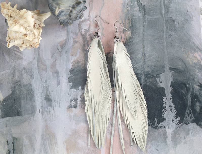 Leder Feder Ohrringe. Weiße Feder-Ohrringe. Lange Weiße Boho Schmuck von TatiTassels