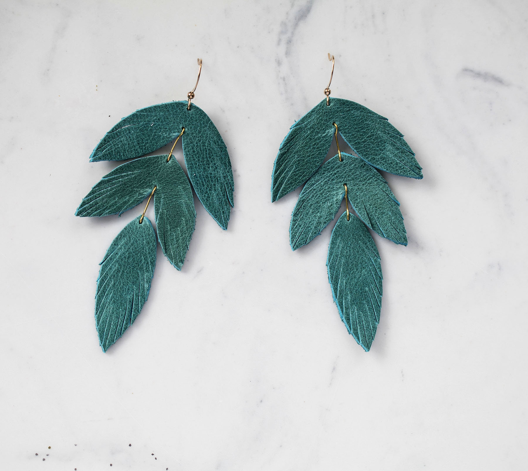 Petrol/Grün Leder Federohrringe Gestaffelt. Boho Mode-Schmuck von TatiTassels