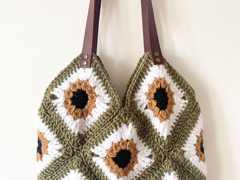 Gehäkelte 70Er Jahre Oma Einkaufstasche Mit Blumen Muster Und Lederhenkeln Gehäkelte 70Er Jahre Oma Einkaufstasche Mit Blumen Muster Und Lederhenkeln von Tatiamakes