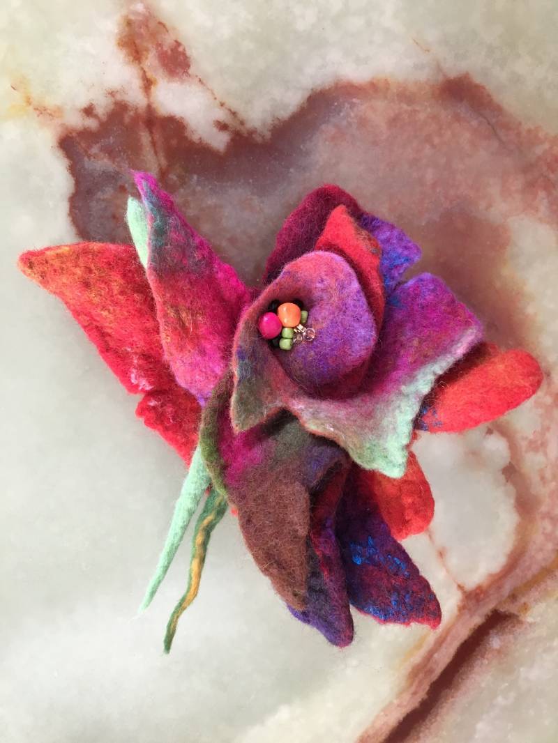 Nass Gefilzte Brosche Merinowolle Gefilzte Anstecknadel. Filzbrosche Wolle Multicolor Blume, Gelb Blau Rosa Lila Merinowolle, Bam Perlen von Tatiana123