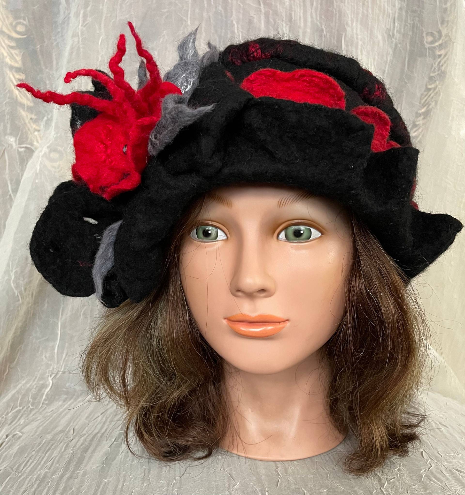 Ooak Merino Wolle Wetfelted Cloche Schwarz Rot Weihnachtsmütze Besondere Anlässe von Tatiana123